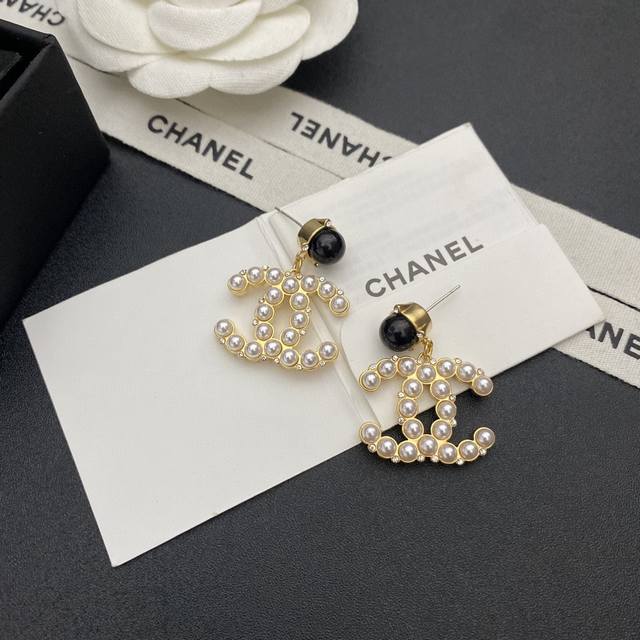 Chanel小香施华洛米粒珍珠彩钻耳钉 非常classical的一个系列 真正的断货王独特珍珠立体设计 全字母镶珍珠 美爆啦原版logo字印 明星同款 Cam